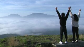 雲海に浮かび上がる “涅槃像”　春の阿蘇にめったに見れない絶景広がる　熊本