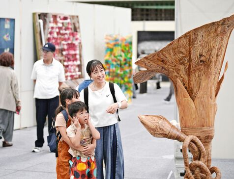 「作家の世界観が面白い」　家族連れでにぎわう会場　沖展あす4月7日まで【沖展2024】