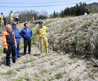 農相、2メートル隆起の農地視察　能登地震「予想以上だ」