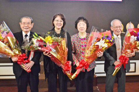 木筆會が受賞祝賀会　沖縄県文化功労とタイムス芸術選賞　宮里会長ら４氏喜び