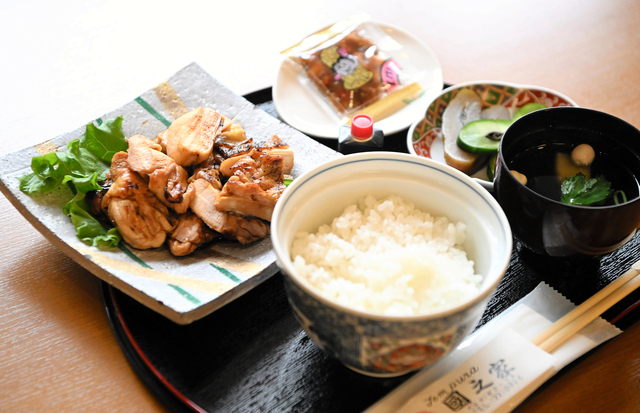 【名人戦を写真で】藤井聡太名人の昼食は「焼き鳥定食」