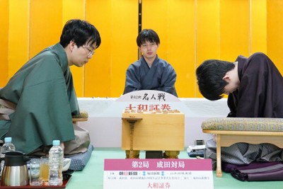 藤井名人、苦しんで連勝　豊島九段とのねじり合い制す　名人戦第2局