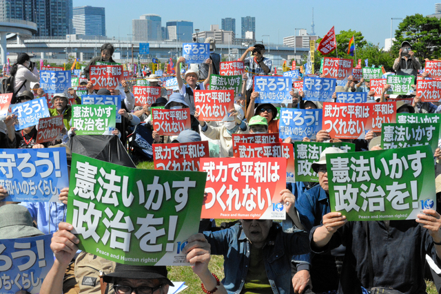 「憲法いかせ」「改正の世論を」　憲法記念日、護憲派・改憲派が集会