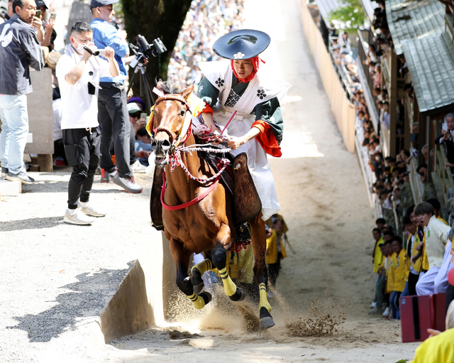 「動物虐待」批判で土壁撤去し開催　三重・多度大社の上げ馬神事