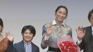 杏さん　サプライズの花束に感激　「僕のお母さんになってくれてありがとう」　中須翔真さん（13）　感謝伝える