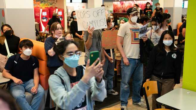 デモ参加のアメリカの学生たちが｢怒っている事｣