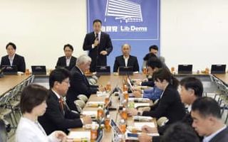 自民部会、規正法改正案を了承　公明と溝、単独提出の是非も論点