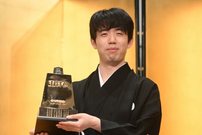 藤井聡太王将、就位式で選んだ意外な記念品　会場にどよめき