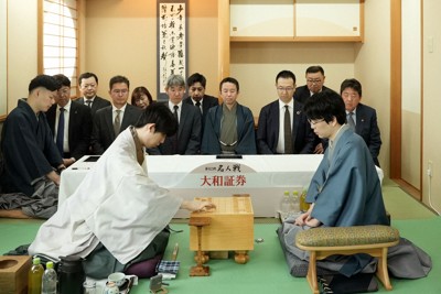 藤井名人の初手は2六歩　豊島九段、引き寄せられるか　名人戦第5局