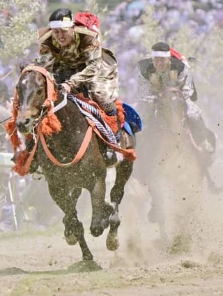 福島「相馬野馬追」、観客沸いた　猛暑避け5月開催、人馬心地よく