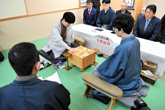 【名人戦を写真で】立会人が開封した封じ手を指す藤井聡太名人