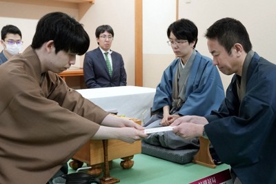 藤井聡太名人の封じ手は2四歩　豊島九段、対応は？　名人戦第5局