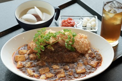 藤井はホタテカレー麻婆豆腐丼　豊島はずわい蟹いくら重　名人戦昼食