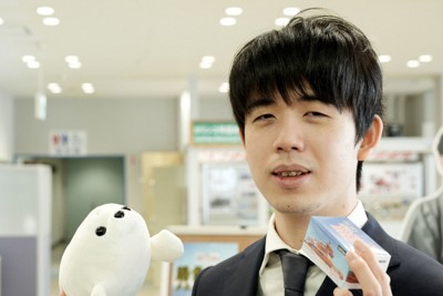 初防衛の藤井名人、ガリンコ号見学　アザラシのぬいぐるみに笑顔