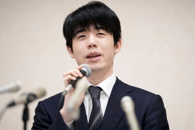 藤井名人「苦しい中で結果を出せてほっとした」　初防衛一夜明け