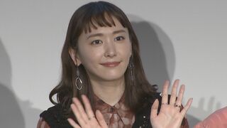 【新垣結衣】騒動後初の公の場　「私の顔も見えてると思ったら恥ずかしいです」　左手薬指には指輪見せる