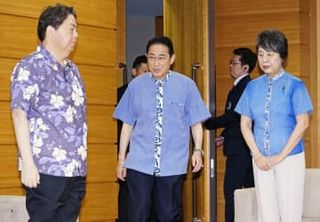 首相、沖縄「かりゆし」着て閣議　全閣僚も、クールビズ推進