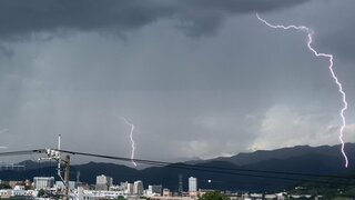 甲府市内で雷雨　ひょうも　夜遅くまで落雷に注意