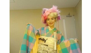 さとう珠緒さん　カラフルヘアーで着物姿　「新しい着物の世界に酔いしれました」