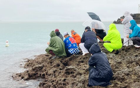 与那原大綱曳の成功、梅雨空に祈る　与那原町で神事「アブシバレー」　虫を小さな帆掛け船に乗せ海に流す