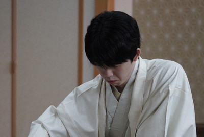 藤井聡太が白星発進　初の「永世」賭け　将棋・棋聖戦