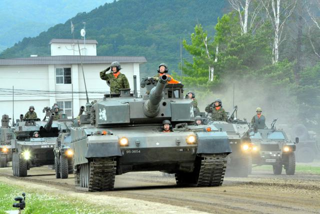 札幌・真駒内駐屯地で陸自が記念行事　装甲車両など観閲行進