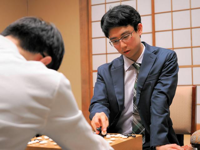 囲碁名人リーグ　一力棋聖が無敗維持　6戦全勝で暫定単独首位に