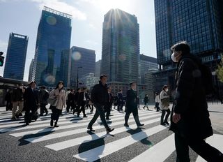 女性活躍推進へ健康配慮を＝課題・発症時期に男女差―政府白書