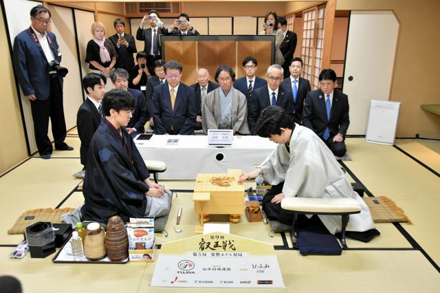 藤井聡太叡王が初失冠、八冠独占崩れる　伊藤匠七段が初タイトル