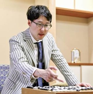 囲碁の碁聖戦、井山が先勝　5番勝負の第1局