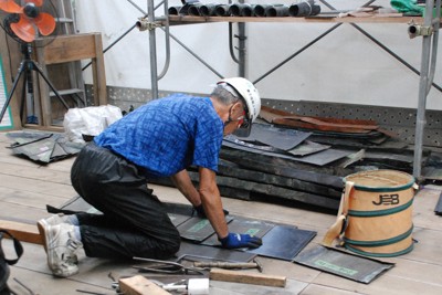 一枚一枚丁寧に　笠間稲荷神社で屋根の全面ふき替え　建立以来初めて