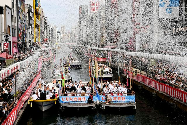 浪花に夏告げる　片岡仁左衛門さんらが道頓堀で「船乗り込み」