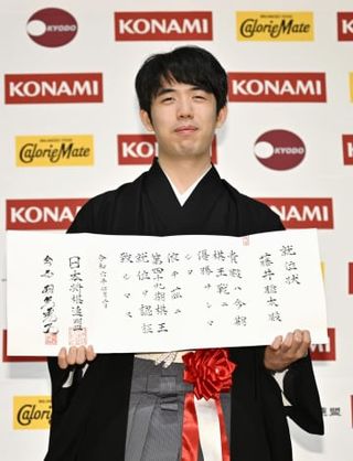 藤井棋王、就位式で「復興願う」　地震被災の5番勝負開催地へ