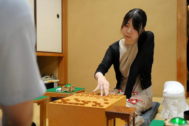 将棋の西山女流三冠、棋士編入試験の受験可能に　初の女性棋士への道