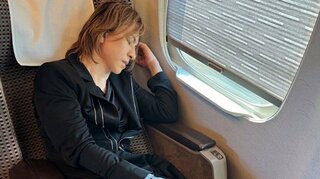 YOSHIKIさん　新幹線で眠る横顔に好リプライと気遣いのコメント続々