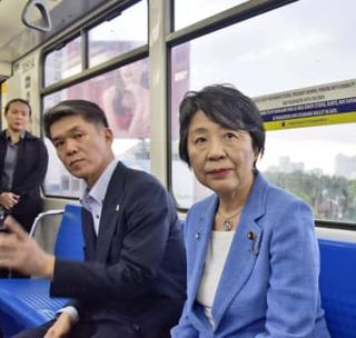 上川外相、フィリピン鉄道に乗車　政府開発援助の現場視察