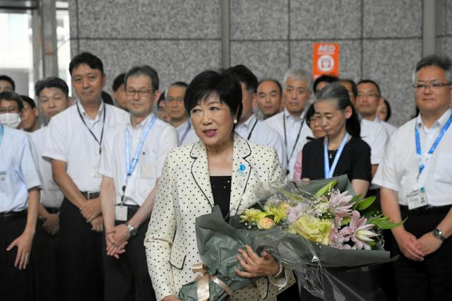 「実績が響いた」3選の小池百合子氏が登庁　支援の自公が祝福