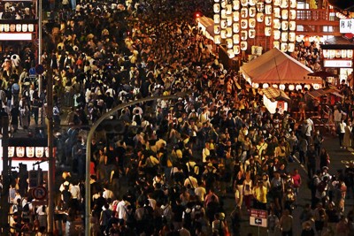 京都・祇園祭　祇園囃子が響き、観光客でにぎわう　前祭の宵山3日目