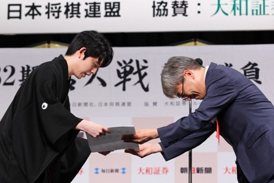 「将棋の難しさと向き合えた」　初防衛の藤井聡太名人が就位式