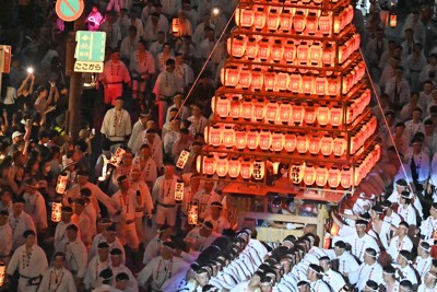 夏の夜に揺れる光のピラミッド　北九州「戸畑祇園大山笠」競演会