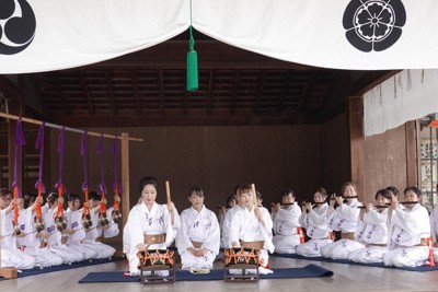 初の祇園祭を目指す「平成女鉾清音会」　八坂神社でお囃子を奉納