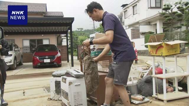 山形 酒田 浸水被害にあった住民が後片づけの作業に追われる