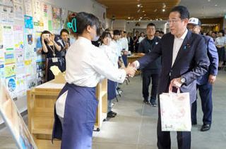 首相「秋に地域経済支援」　千葉・佐倉の商店街視察