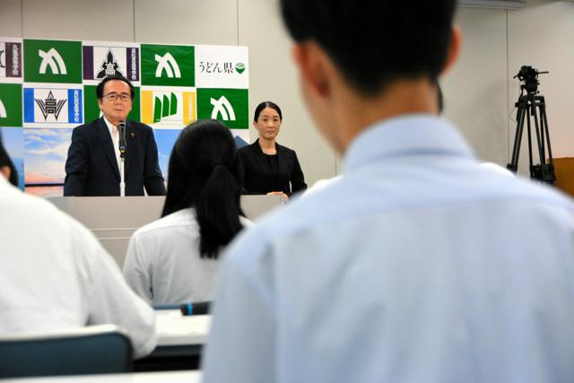 高校生が知事を鋭く追及　タブレット端末代の自己負担「県の考えは」