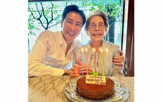 郷ひろみさん　「おふくろの91回目の誕生日」「一緒に祝えて、ボクも幸せ」　笑顔の２ショットを公開