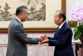 二階氏、中国王毅外相と会談　領空侵犯、水産物輸入停止巡り