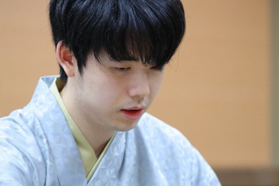 藤井聡太王位、永世王位獲得　渡辺明九段を降し5連覇