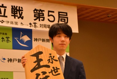 「急所見抜く力もっとつけたい」　永世2冠の藤井王位、一夜明け会見