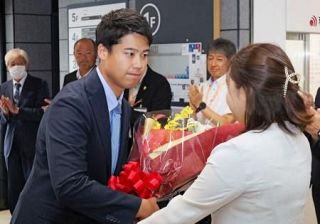 ２７歳市長「若者住む町に」　全国最年少、秋田・大館