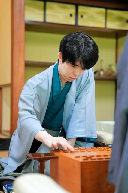 初防衛目指す藤井七冠、永瀬九段に先勝　将棋・王座戦第1局